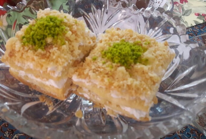 色付きの岩のキャンディーのトップビュー。イランのイスファハンの菓子店で伝統的なペルシャの結晶化砂糖。ナバト ミスリ は中東、インド、中央アジアの茶文化の一部です。の写真素材・画像素材Image