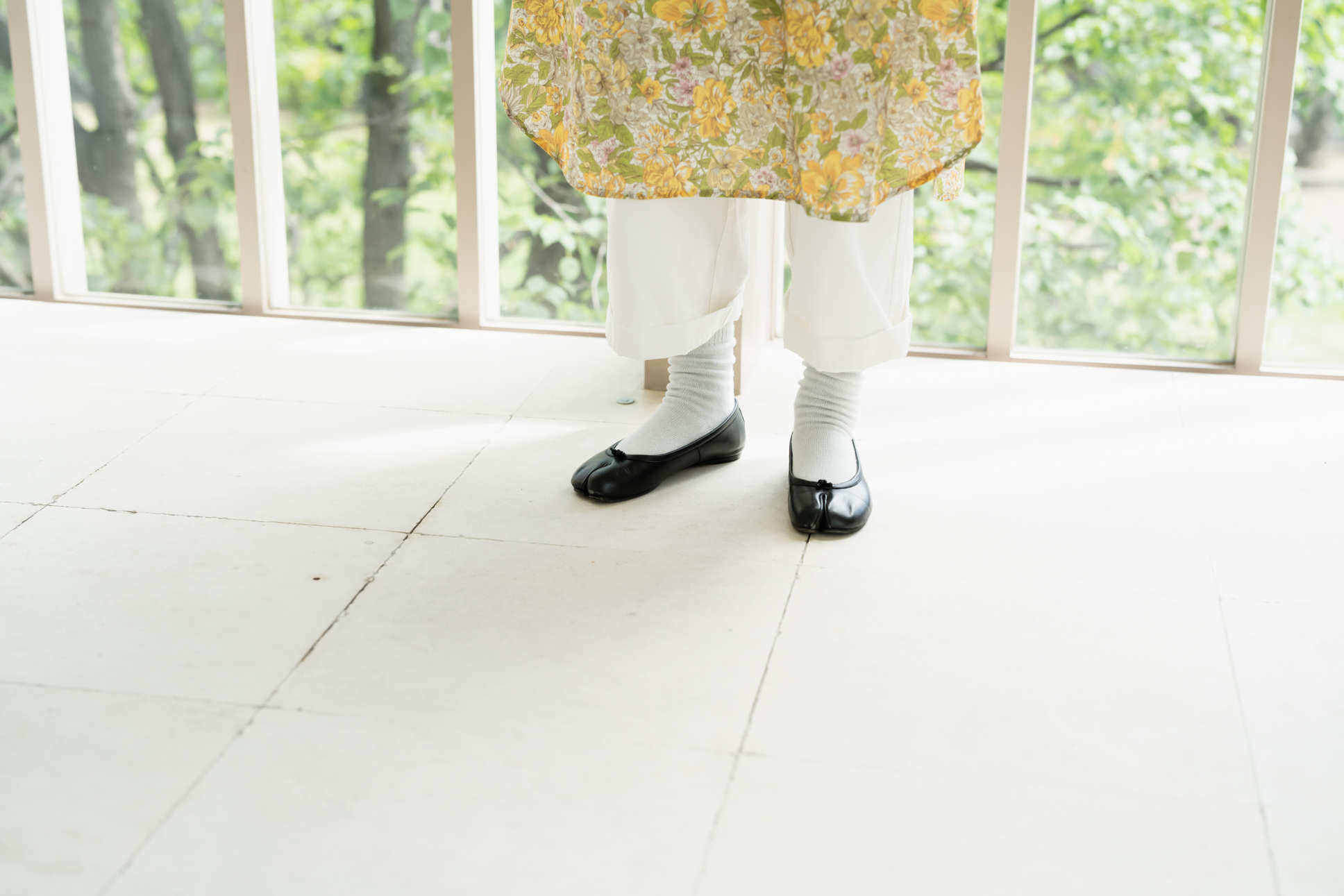 20万光年先の星形成領域で中心へ向かう星々とガス