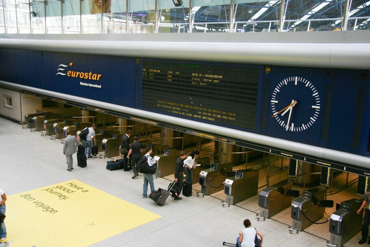 ロンドン郊外日帰り観光：South Western Railway乗車記録 ウォータールー駅構内をスナップ！はじめて旅行奮闘記