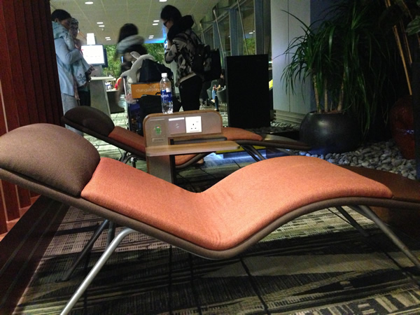 シンガポール チャンギ国際空港 仮眠チェアーやシャワーのあるラウンジ 深夜着や乗り継ぎの夜明かしに寝る場所