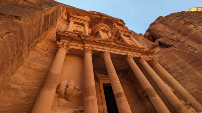ヨルダンでインディ・ジョーンズになれる！？謎の古代都市ペトラ遺跡。その内部と行き方 │ Myjourney
