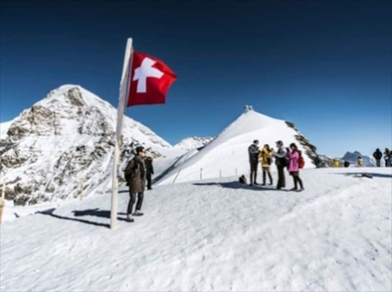 ユングフラウヨッホ❄️ ヨーロッパで最も標高が高い駅🚉 雪山の中に鉄道が開通してて、電車で標高3454mまで、展望台は3671mもあるのー！とーっても寒くて、見たことのないほどの銀世界が広がってた🏔️