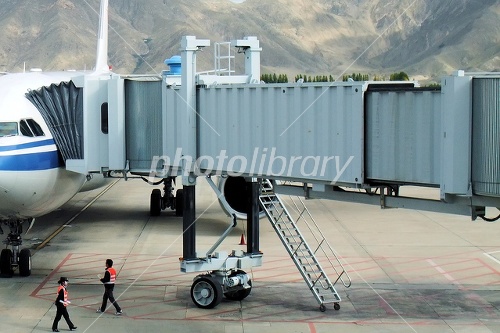 ボーディングブリッジを使い飛行機に搭乗 羽田空港こと東京国際空港 の写真素材75324320- PIXTA