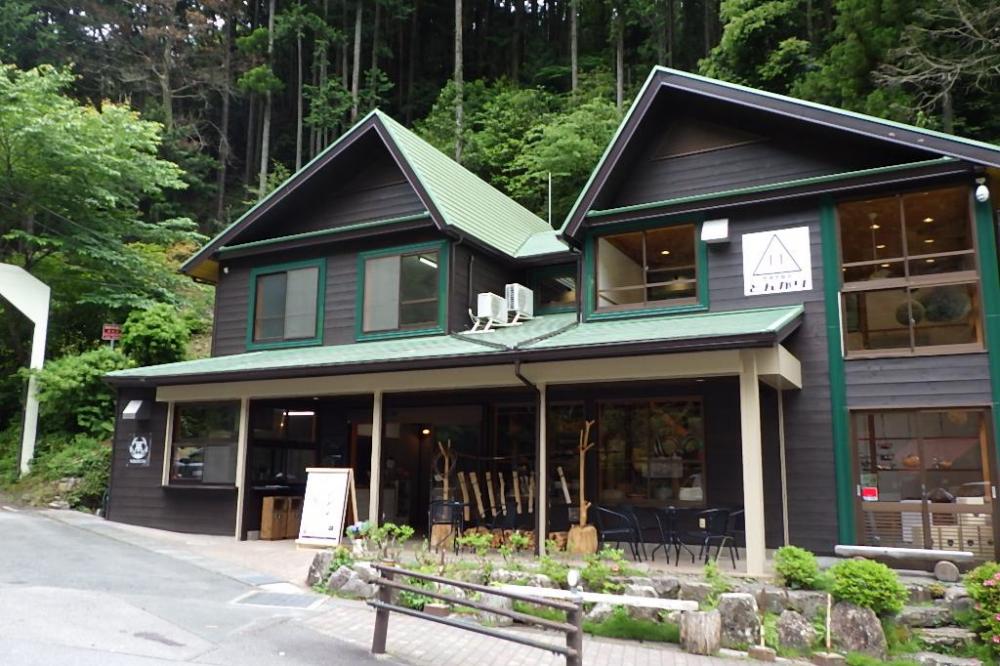 くらがり渓谷」 テントサイトやバーベキュー場などが整備された自然公園🌳 バーベキュー、キャンプ、マスつりやマスつかみなどの川遊びを楽しめ、アウトドアにはもってこいの一押しスポット！秋には紅葉も楽しめます🍁📍場所