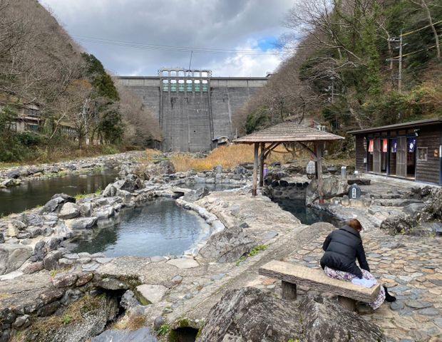 露天風呂の日」を前に 恒例の大掃除実施 26日は「砂湯プールフェス」も 岡山・真庭市│津山朝日新聞社