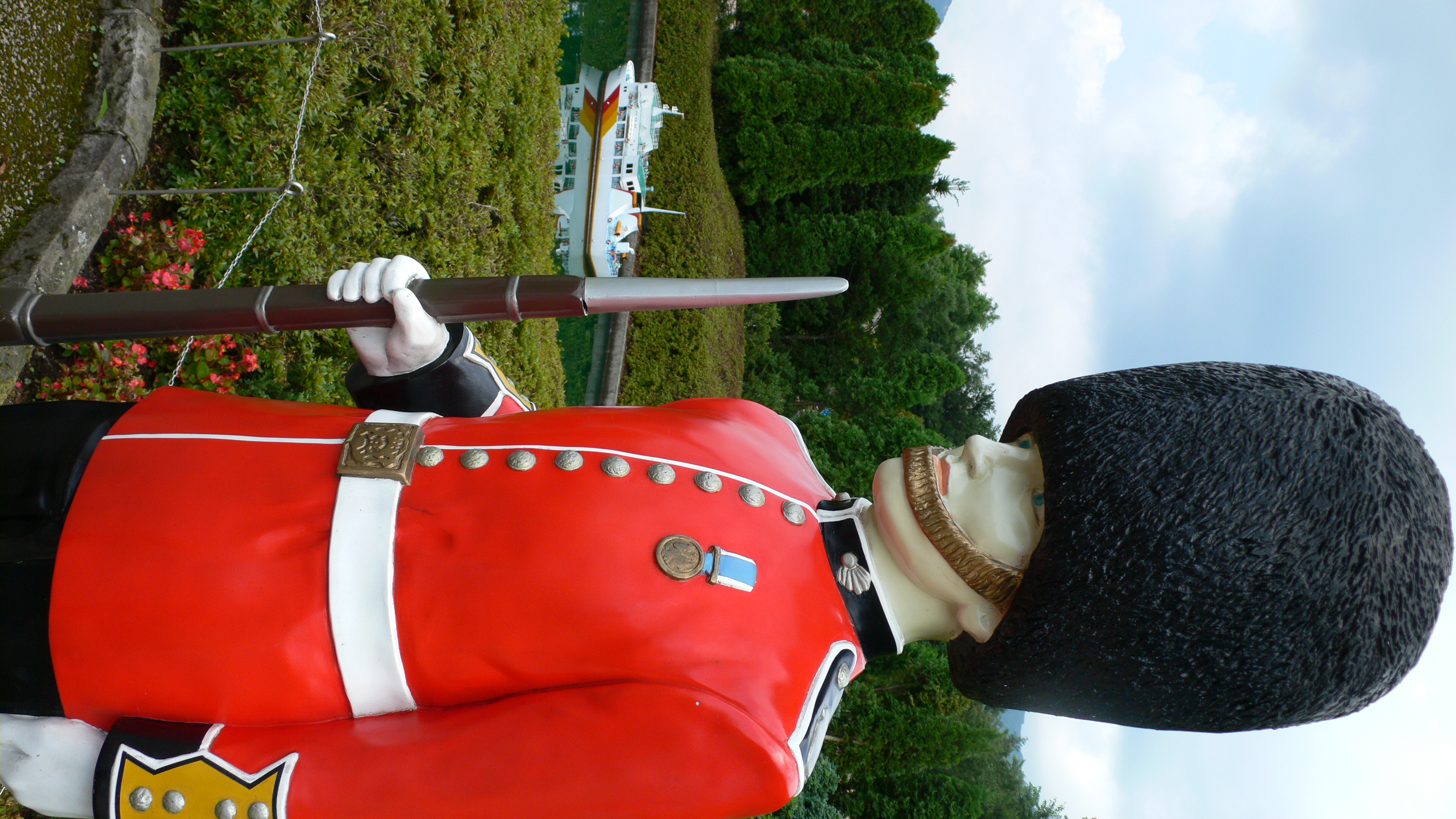 イギリス近衛兵の“黒い帽子”がピンチ 殺されたクマの毛皮を使用 価格上昇、動物愛護団体はフェイクファーへの切り替えを訴えFNNプライムオンライン