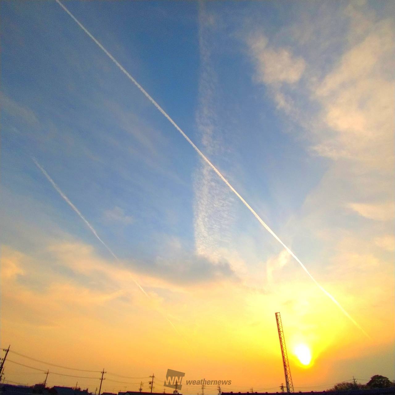 夕焼けに伸びる飛行機雲2本まかぽん