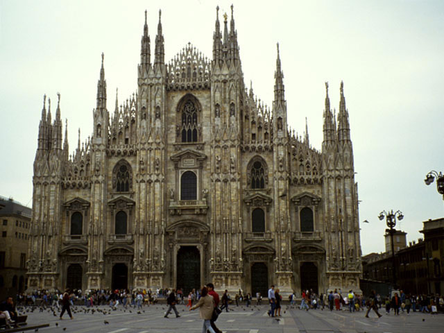 ミラノ大聖堂ドゥオーモの内部ビューの写真素材・画像素材 Image 49199809