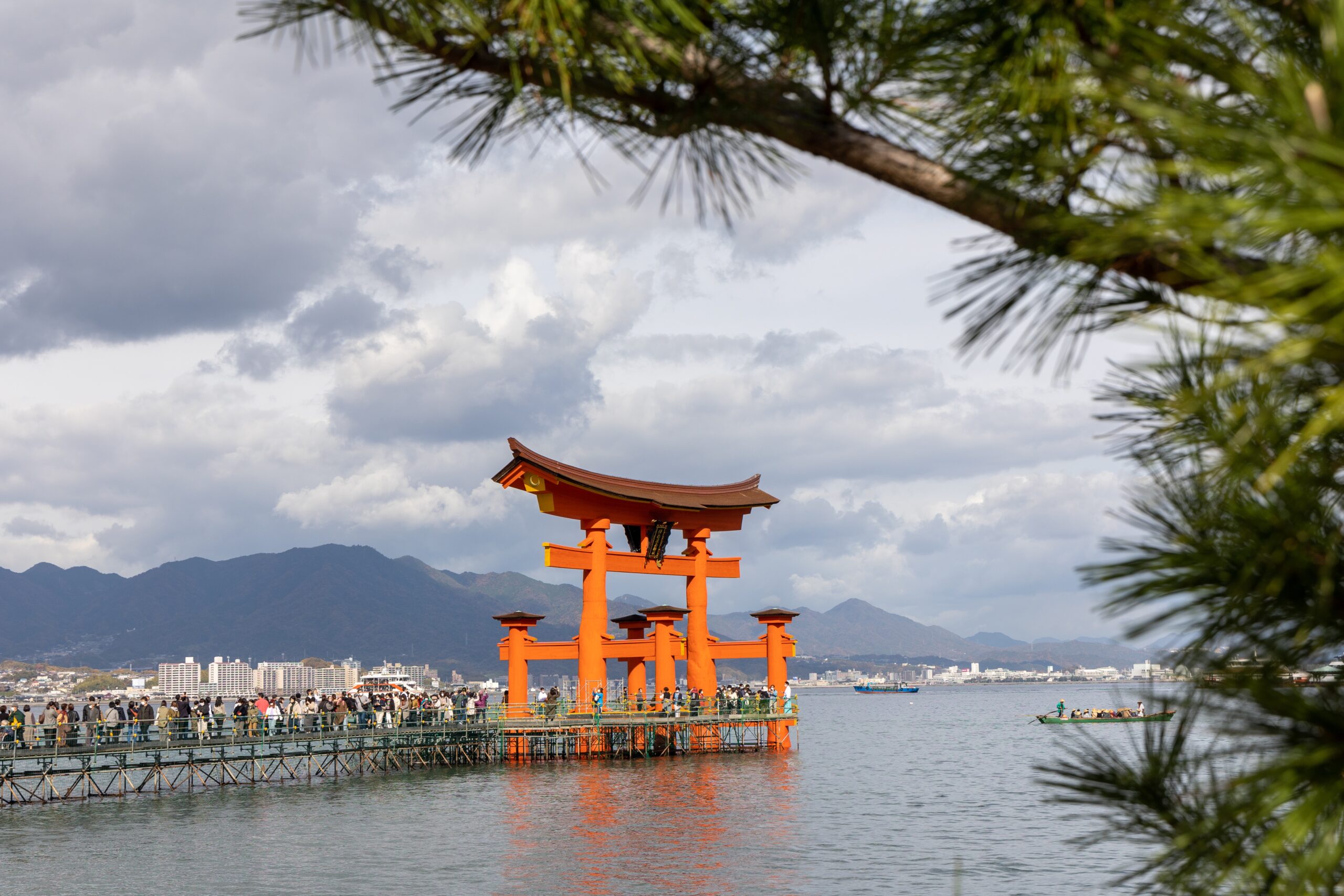 広島 宮島：世界遺産「厳島神社」の景色とグルメ - Let's