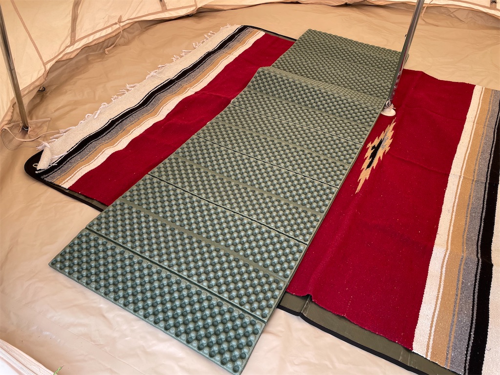 ダイソー 「冷感マット」は冷却不要ですぐに使える100均便利グッズ！アウトドアにも活躍