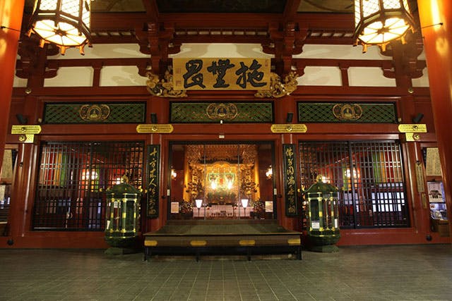 今日の浅草。 浅草神社も鳥居まで参拝の列が伸びてました。浅草寺本堂参拝後に右側へ- 浅草観光連盟