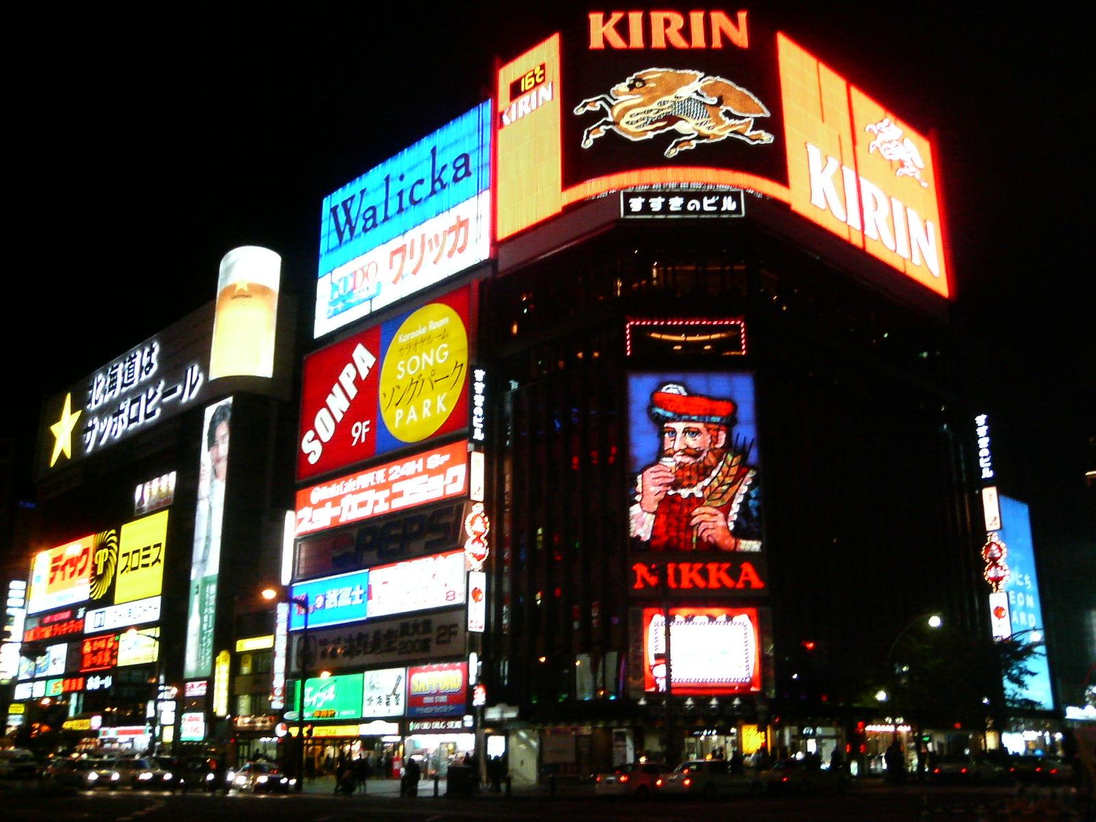 新宿：多様な“顔”を持つ東京最大の繁華街 | nippon.com