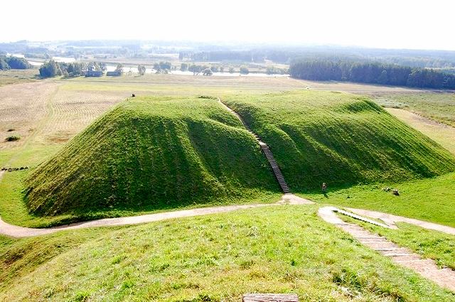 リトアニア 世界遺産 ケルナヴェ＆トラカイ城 英語ガイド専用車ヴィリニュス送迎