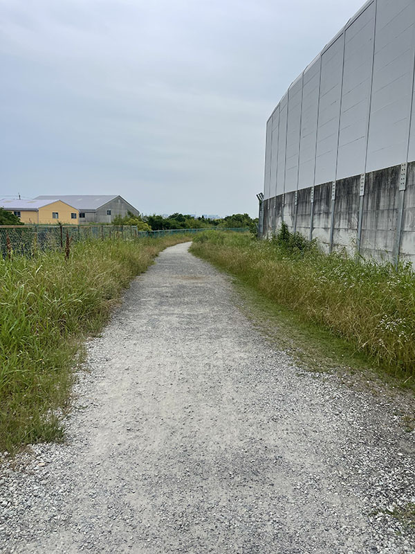 迫り来る恐怖に耐えられるか？！ー伊丹空港の穴場スポット・千里川土手ー 大阪府豊中市- ドットコムおおさか