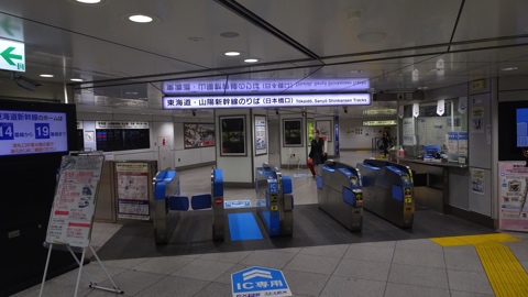 東京駅の改札内と改札外にあるスターバックスの店舗 – 東京スパイシ