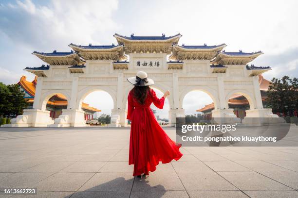 台湾、台北市の日没時の国立中正紀念堂の正門 アーチ道の中国語のテキストの意味は「中正紀念堂」ですPremium写真