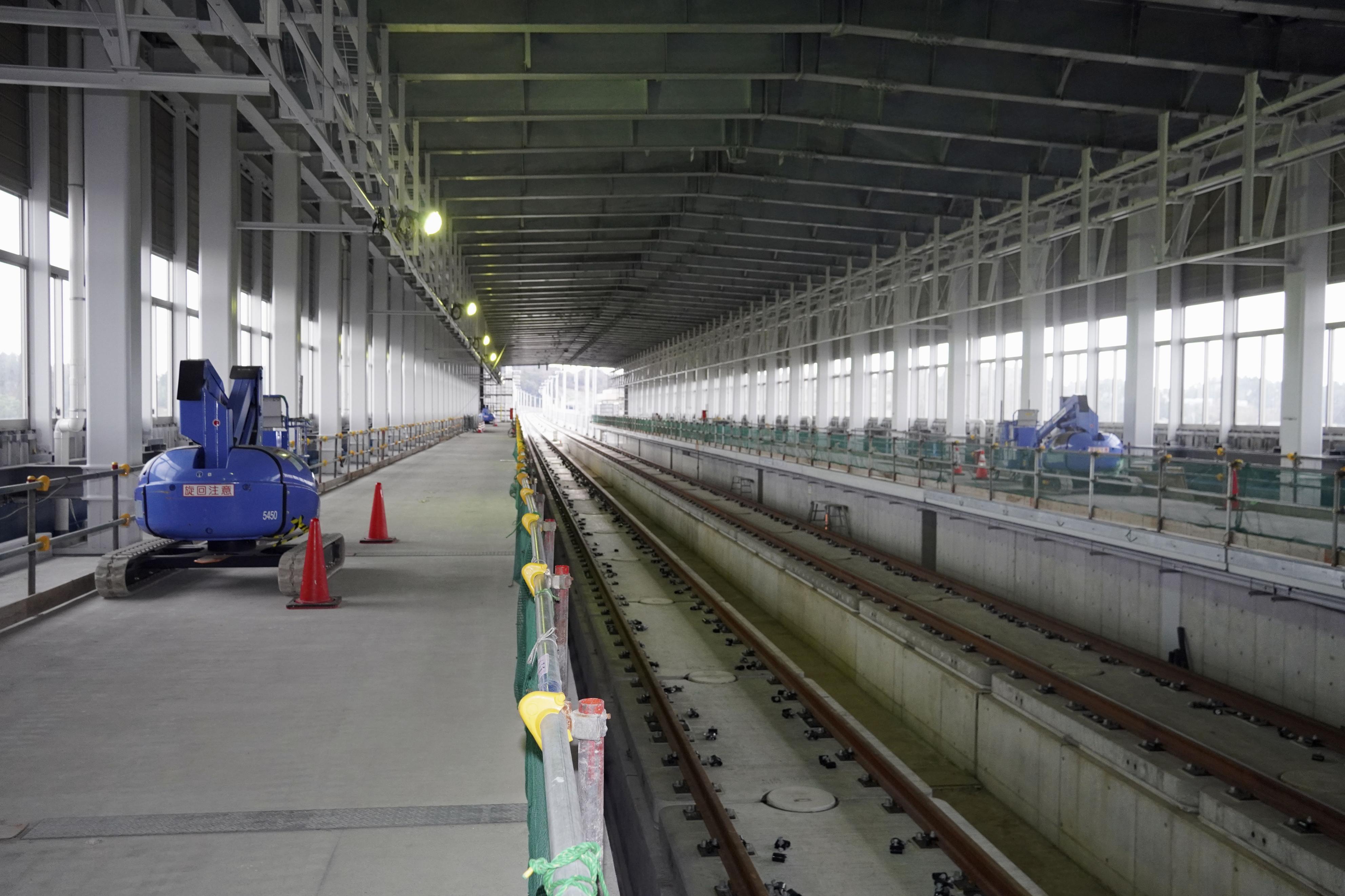 芦原温泉駅ホーム – 日本店装チェーン