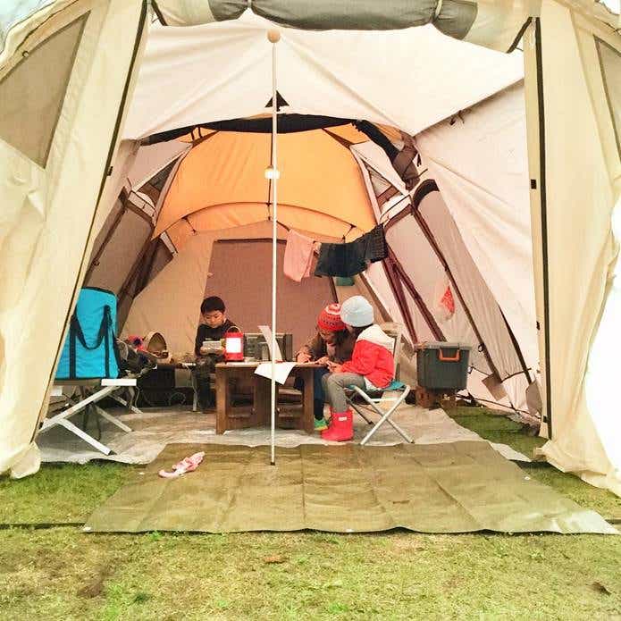 シニア夫婦キャンプライフ ベルテントにタープ連結春キャンプ焚き火に癒される夫婦の時間ヒルストーンベルテント