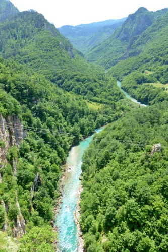 絶景かな絶景かな」バルカン半島の渓谷モンテネグロはキャンパーにとって理想的な場所だ！ - AUTO