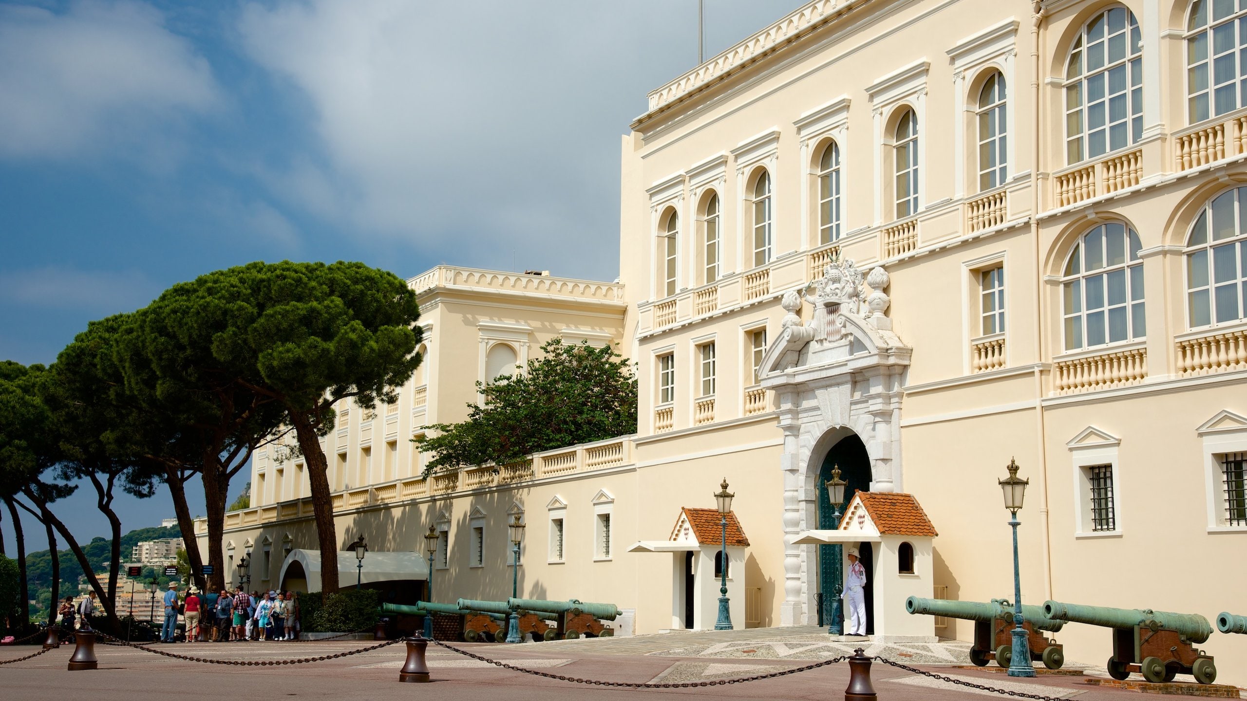 壮麗なモナコ大公宮殿に足を踏み入れてみませんか？✨ フレスコ画と宮殿の特別見学ツアーで、時を超えた再発見ができます👀 📸