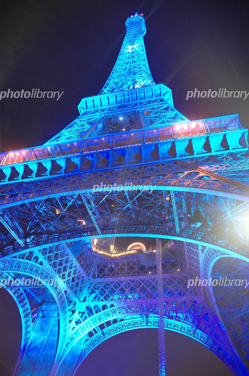 エッフェル塔のライトアップを見逃すな！点灯時間とオススメの見物場所はココ！！ – こじんたび