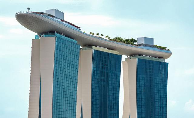 シンガポールのシンボルでもある「マリーナ ベイ サンズ」で屋上ラグジュアリー体験！ -casa