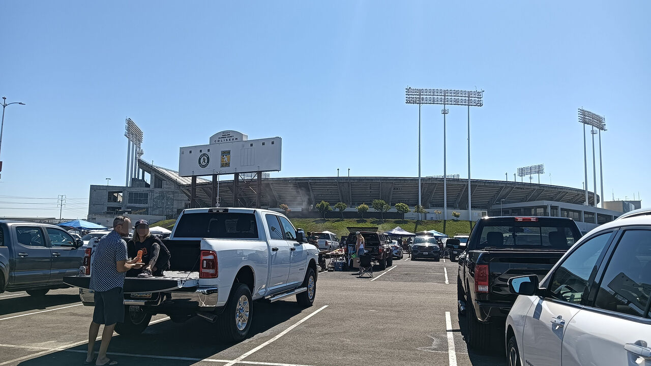 オークランド・アスレチックス ホーム球場の様子、グルメ、アクセス方法をご紹介Ballpark Journey