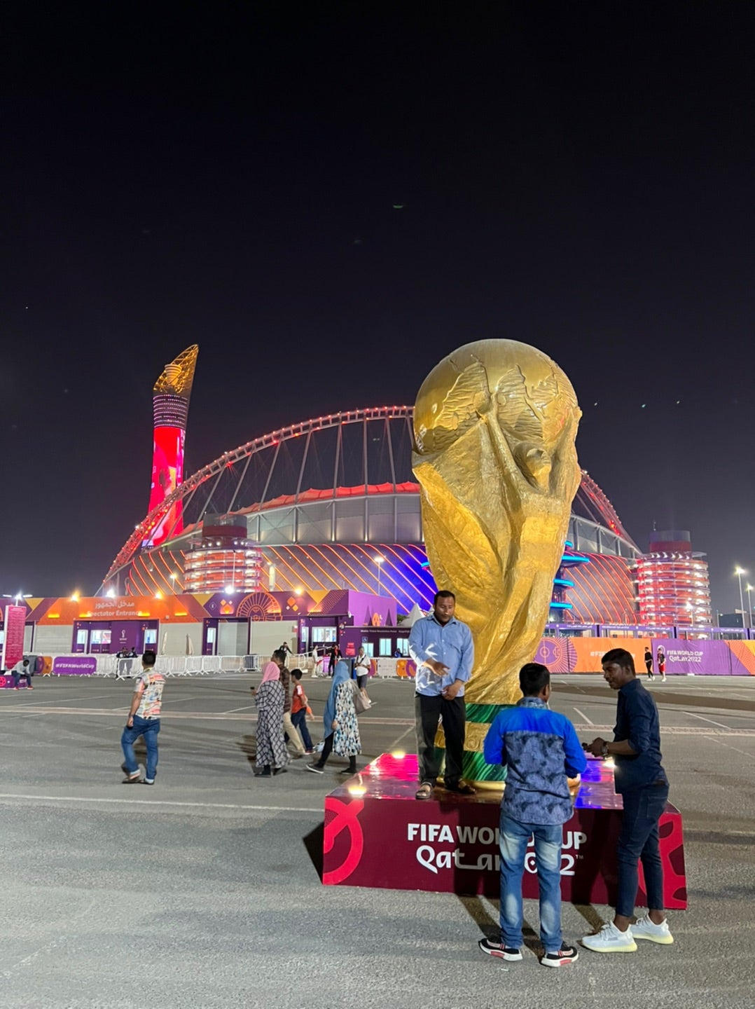 ゲロラ・ブン・カルノ・スタジアム - Wikipedia