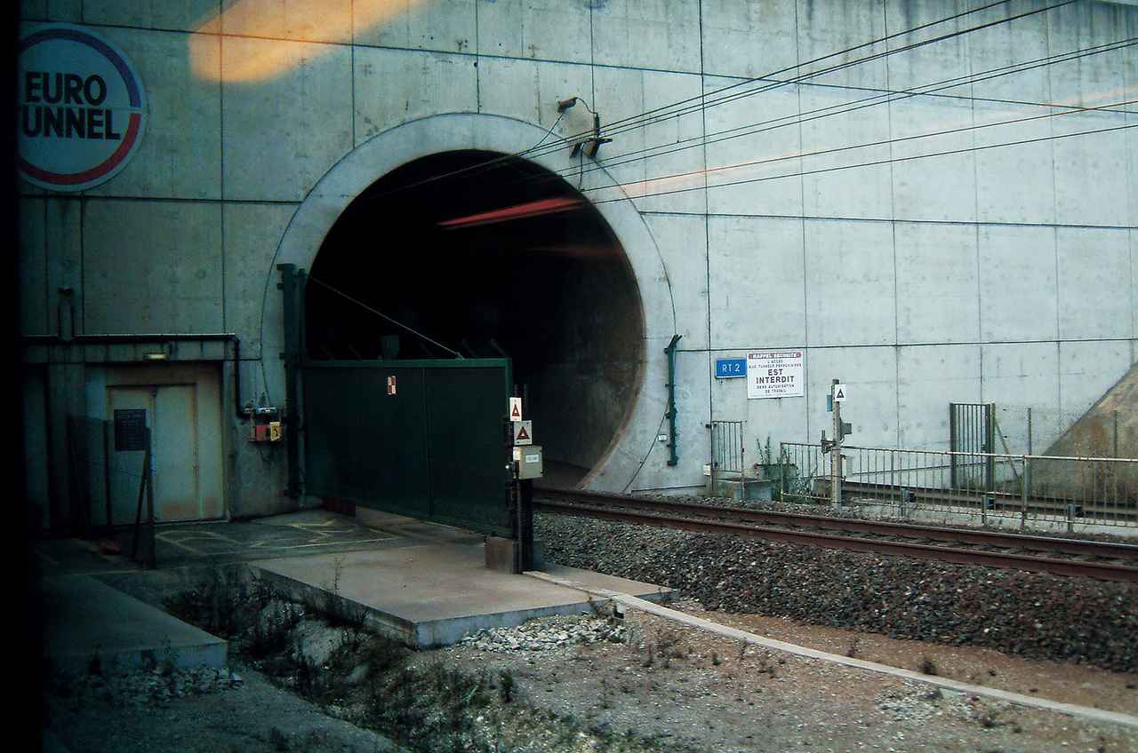 ユーロトンネル｣はバスを積んだ列車が走る 英仏海峡下を走るのは高速列車だけじゃない海外東洋経済オンライン