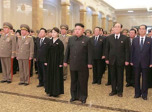 同行者5人だけで金正恩氏が太陽宮殿参拝 李雪主氏や金与正氏も随伴 - 北朝鮮ニュースKWT