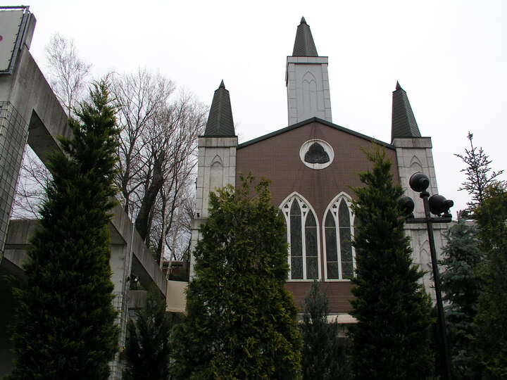 ドラマ「元彼の遺言状」記者会見＞壇上で笑顔を見せる 左から 関水渚、綾瀬はるか、大泉洋、浅野和之