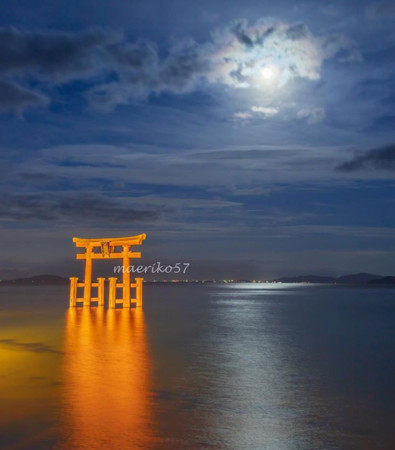 福岡景點櫻井二見浦海岸上的絕美白色大鳥居- 日日散策