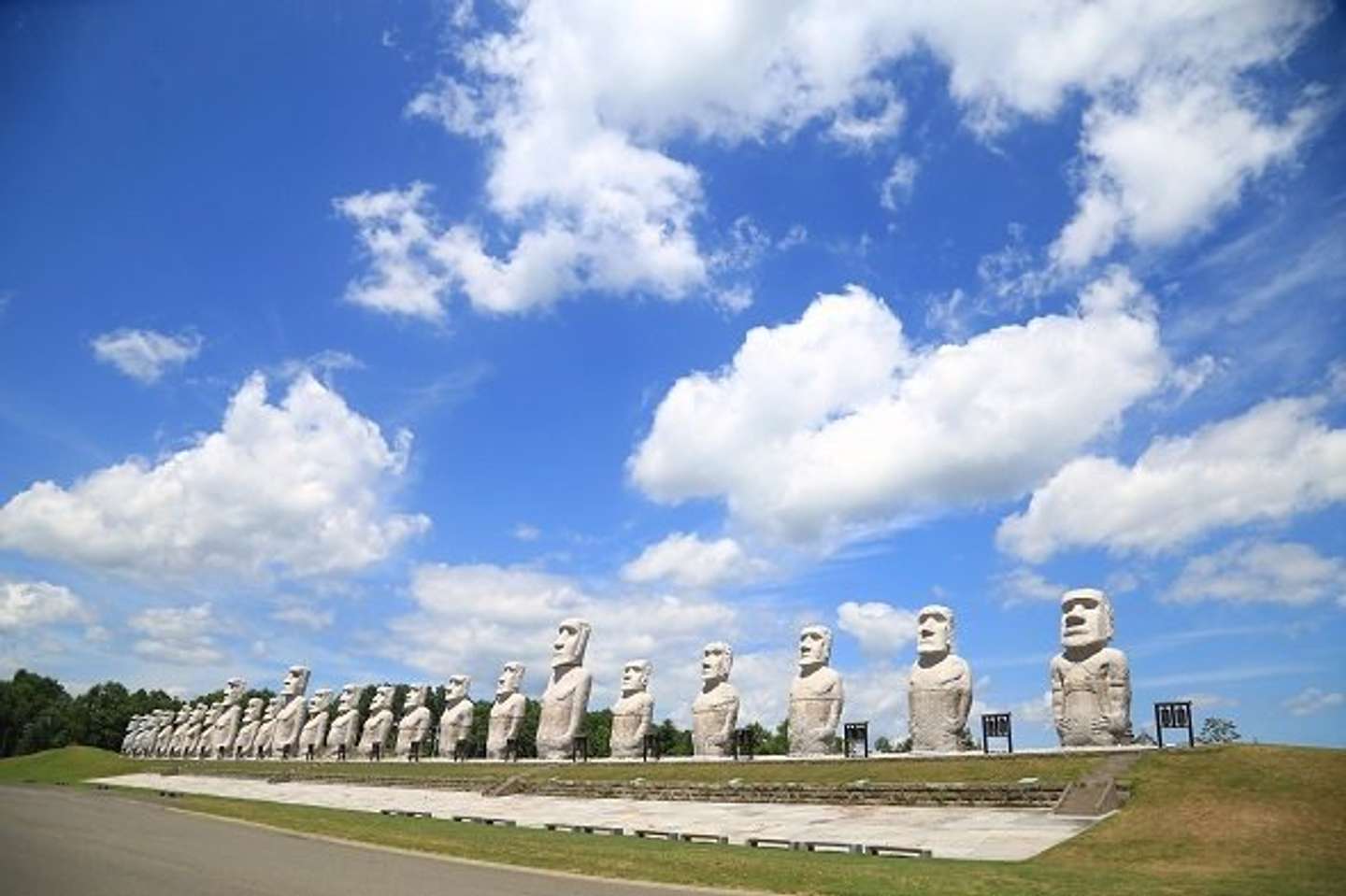 50-8: ただいまモアイ像増殖中・滝野霊園、札幌 北海道ニカ家