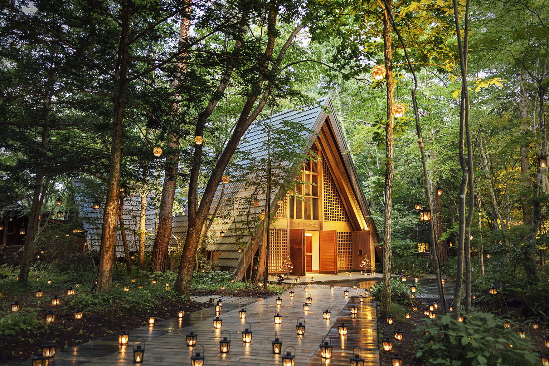 軽井沢高原教会 キャンドルの灯りに包まれる、癒しのクリスマスデートはいかが？aumo アウモ