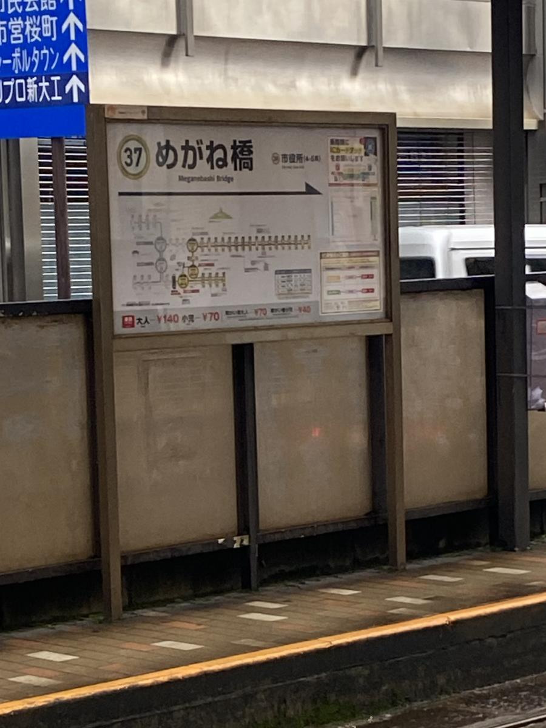 眼鏡橋を撮影する時、水に反射させて丸い眼鏡の形に撮るのが定番ですが、ちょっと工夫するだけで、こんな映え写真を狙えます！長崎長崎市NagasakiNagasakiCity長崎観光長崎旅行眼鏡橋修学旅行写真スポット長崎のふつうは世間のふしぎみんなの 長崎体験