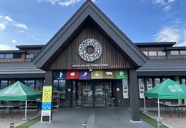 昨年も大好評だった、さくらんぼ販売✨ 今年もさくらんぼの予約販売が開始しました。 道の駅米沢の公式サイトよりご注文お待ちしております😊🍒URLはコメントにあります。 ※予約受付締め切り～2024