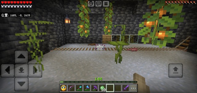 鉄塔マニアにはたまらん。 赤白鉄塔は航空法で60m以上。そして赤灯が点灯。90m以上は赤点滅。150m以上は赤白でなく、白灯点滅。鉄塔の色と光で高さがわかる。 この鉄塔は謎が二つ。 ソーラーパネル設置と、そして碍子や架線が無い。ruin廃廃墟鉱山mine坑道