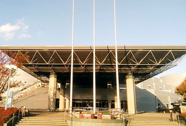 徳島県の隣の香川県に2025年春、中四国最大級の1万人を収容できるアリーナが誕生します。コンサーや大規模会議、スポーツ大会などの利用を見込んでおり、徳島県にも影響を及ぼしそうです。徳島県内には5千人が収容できるアスティとくしまがあり、これまでもアーティスト