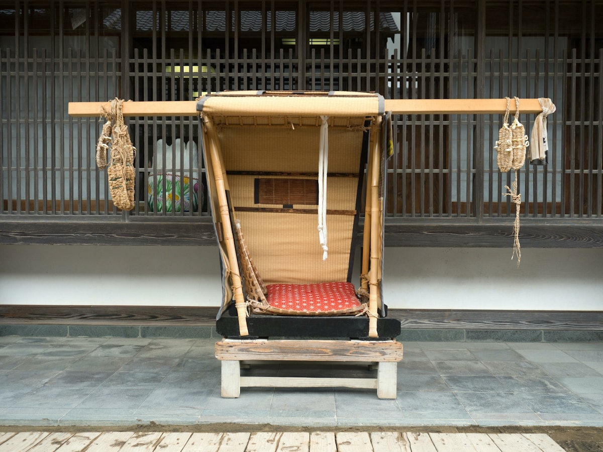 お神輿みたいな椅子駕籠、乗合馬車 明治時代のレトロな乗り物・人々の交通手段を紹介ライフスタイル - Japaaan