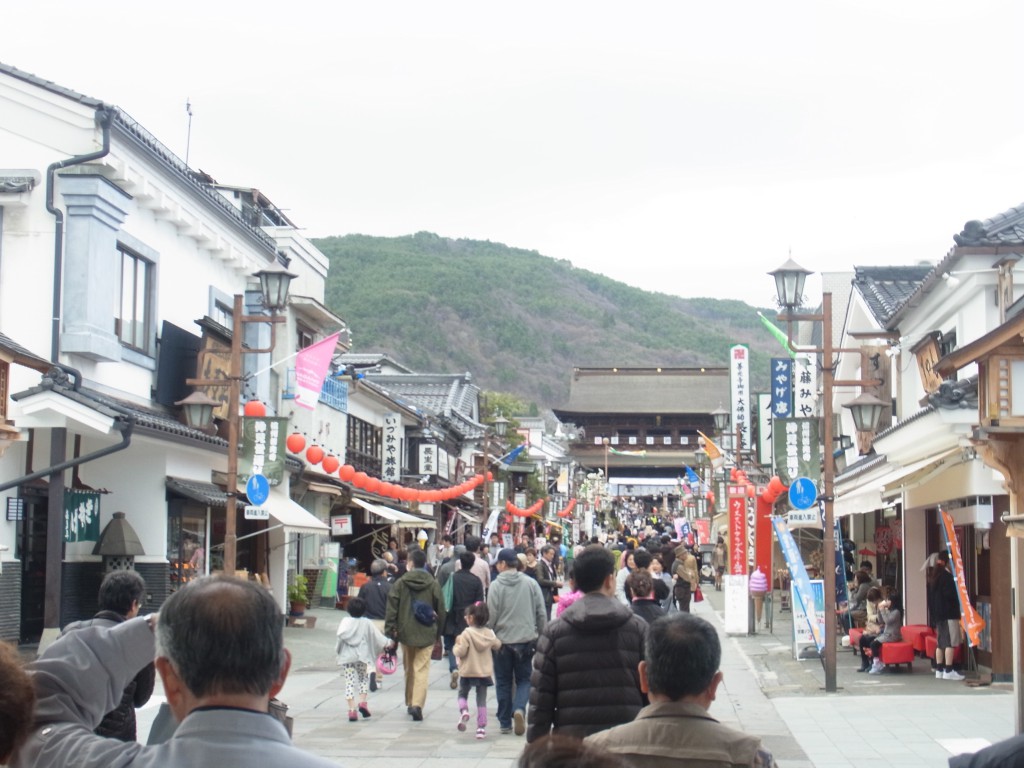 浅草 珍しいお店がいっぱい！雷門と浅草寺をつなぐ「仲見世通り」東京ひとり旅ガイド