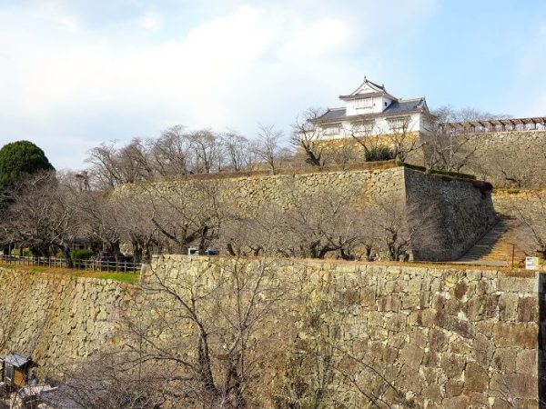 日本一高い石垣に日本一小さい天守の城 丸亀城・香川県丸亀市- Tadaoh!
