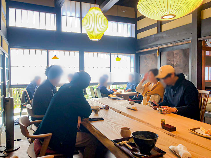 金沢「手打蕎麦こより」奥座敷にシクリの空が映えてます