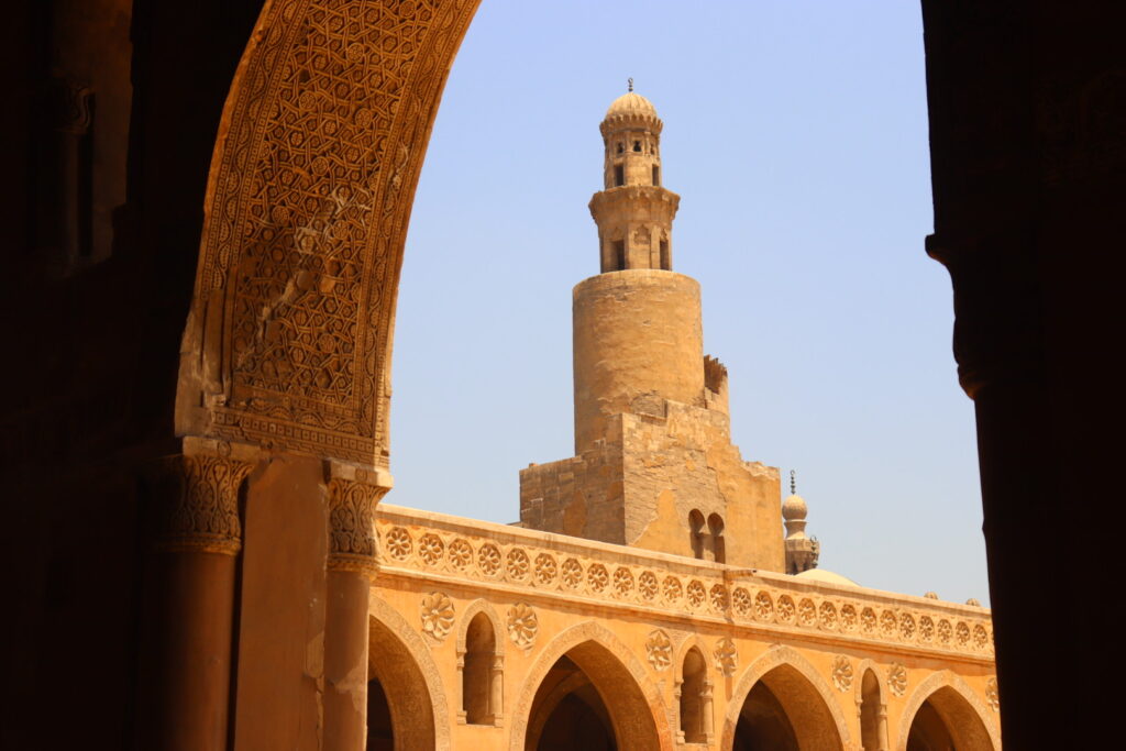 カイロの街並みを無料で一望！エジプト最古のモスク「イブン・トゥールーン・モスク」 – 異国のおたより