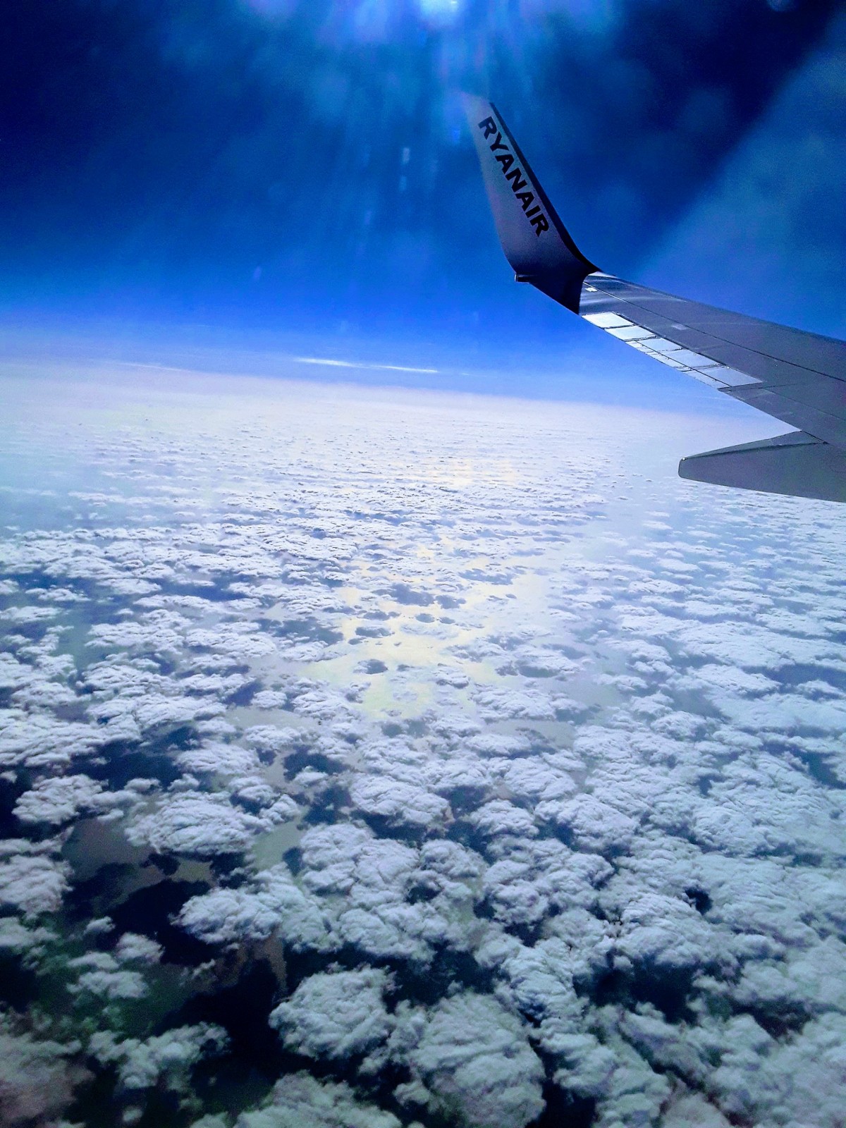飛行機から見た雲と海 01072010656 の写真・イラスト素材アマナイメージズ