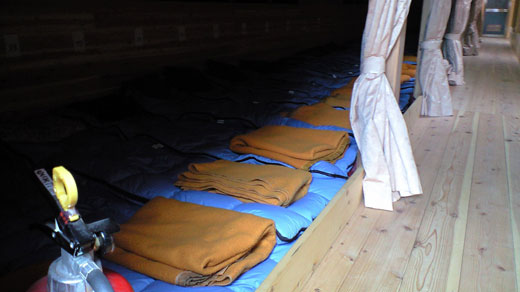 山小屋個室利用 部屋数限定の特別販売 フリープラン富士登山ツアー！8大特典付！本七合目又は八合目山小屋 ・個室確約プラン