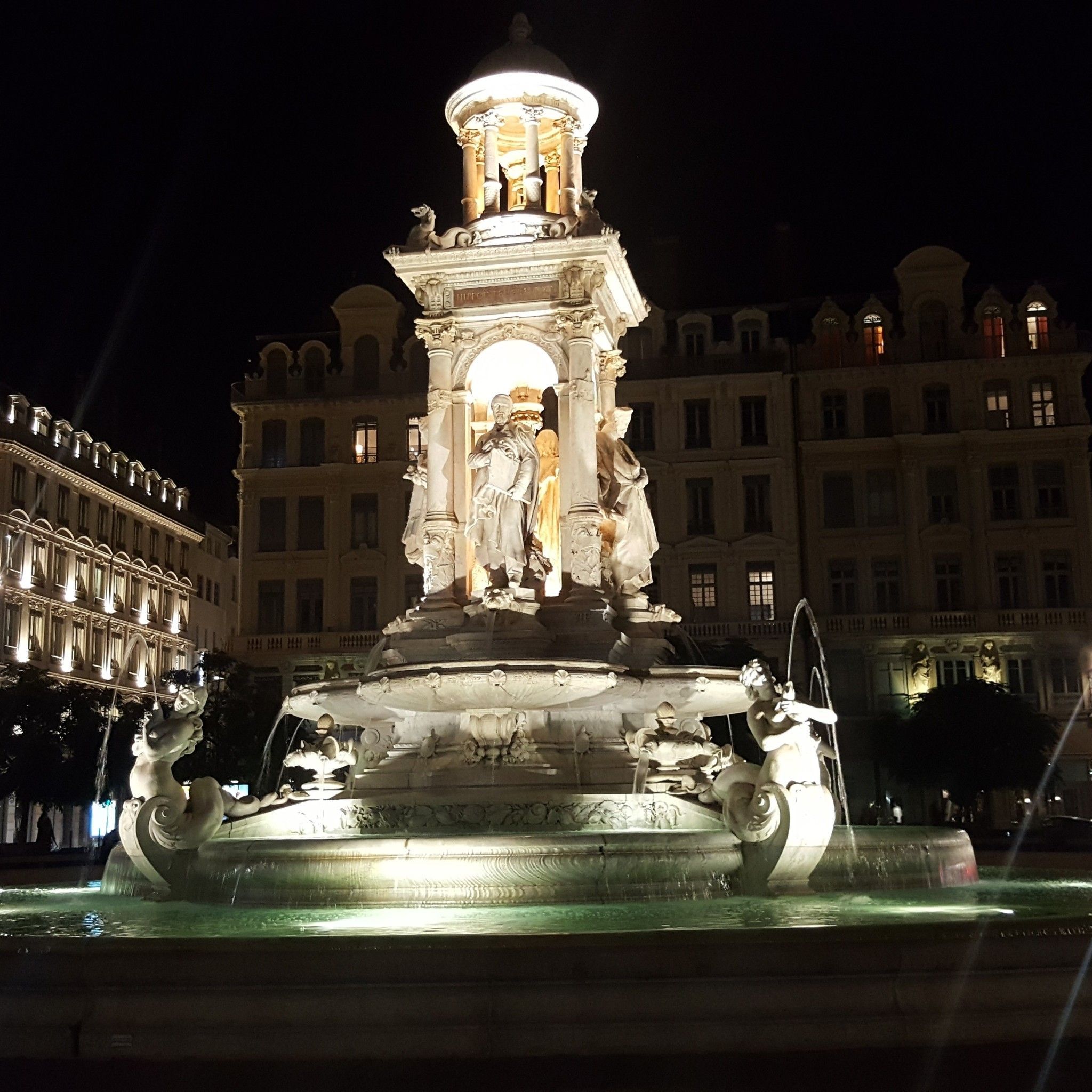 光の街 リヨンの夜景リヨン歴史地区を歩こう