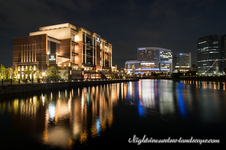 横浜みなとみらいに新名所と穴場がいっぱい！穴場の遊具のある公園 に、無料展望台まで。新市役所横のある海の近いウッドデッキが気持ちいい！横浜エアキャビンを下から見るのも楽しい。日当たりの良い広い散歩道、子供と一緒に「 北仲」周辺を散歩してきました！
