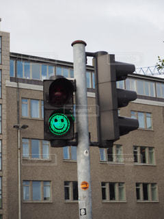 全世界共通の信号の色「なぜ青・黄・赤の3色なのか!?」信号機に秘められた謎を調査 石川発 FNNプライムオンライン