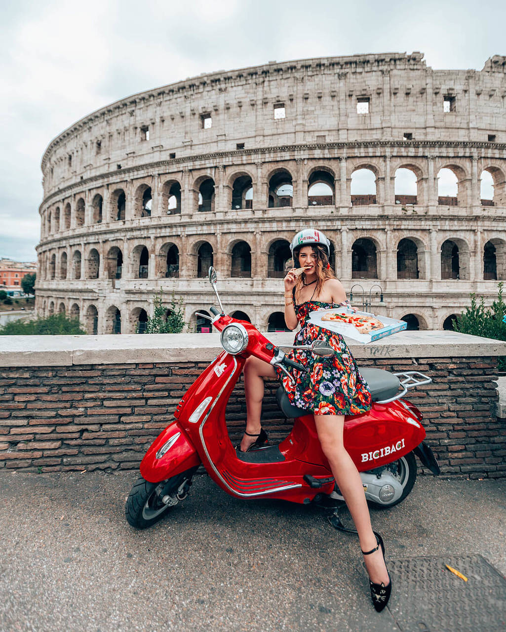 コロッセオのミサンガ売り』ローマ イタリア の旅行記・ブログ