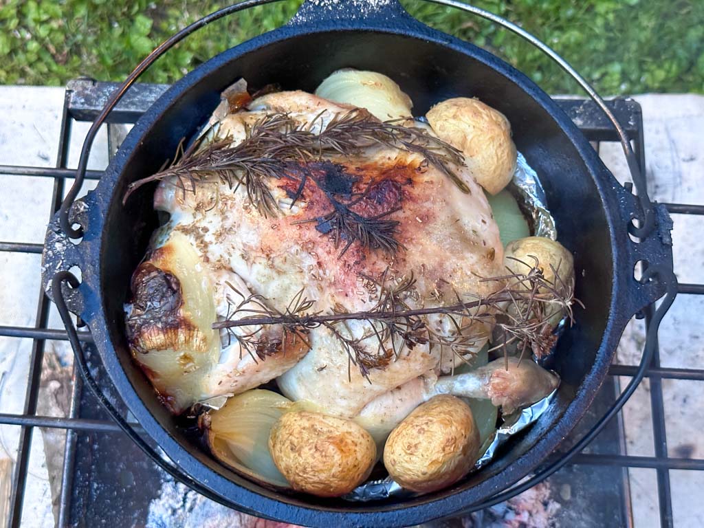 カンタン手間なし！ダッチオーブンで笑顔こぼれる鉄板ローストチキンCAMP tips